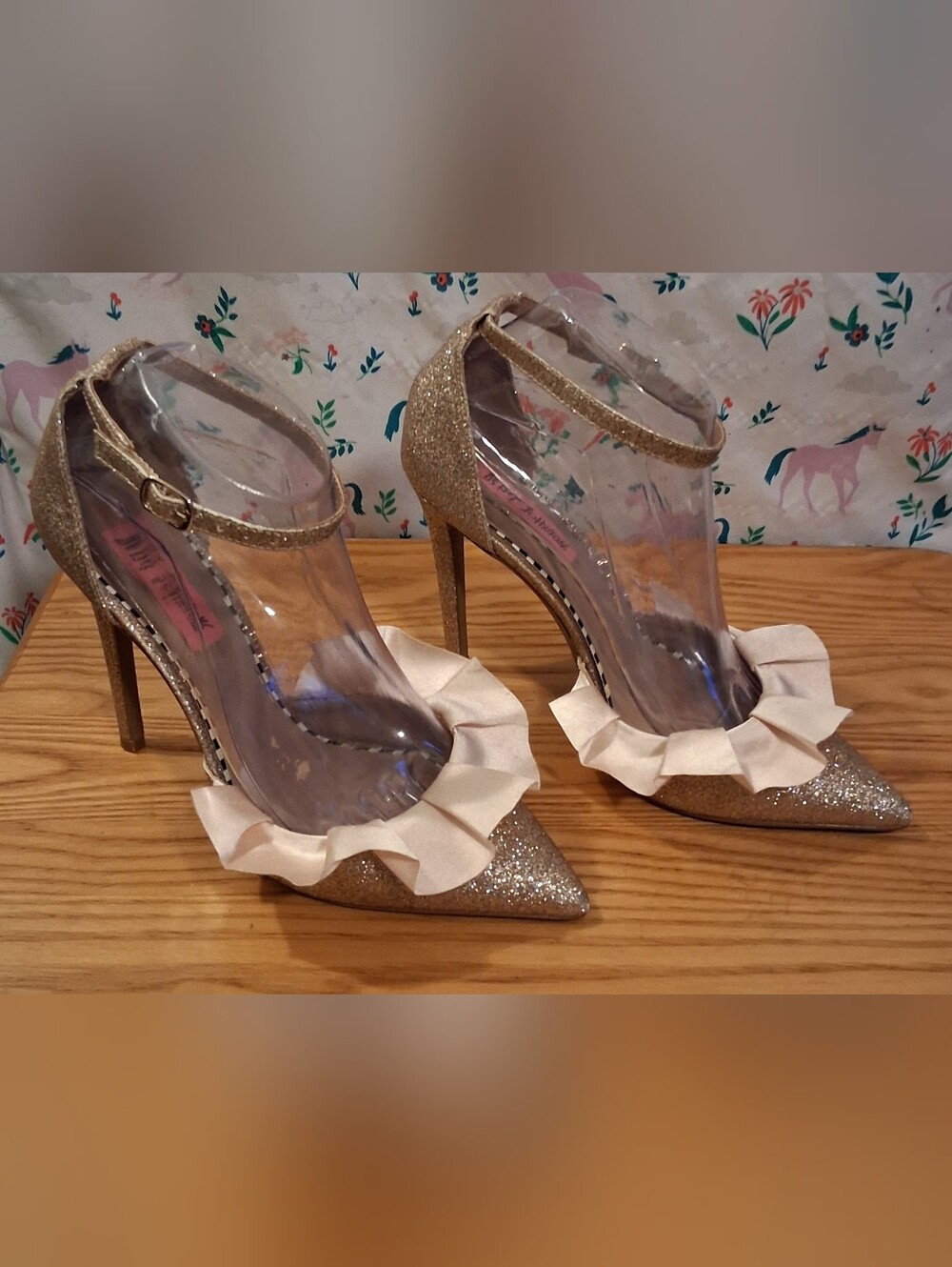 EUC Betsey Johnson Portia Gold Glitter Ruffle Wedding Event Heel Shoe SZ 7.5